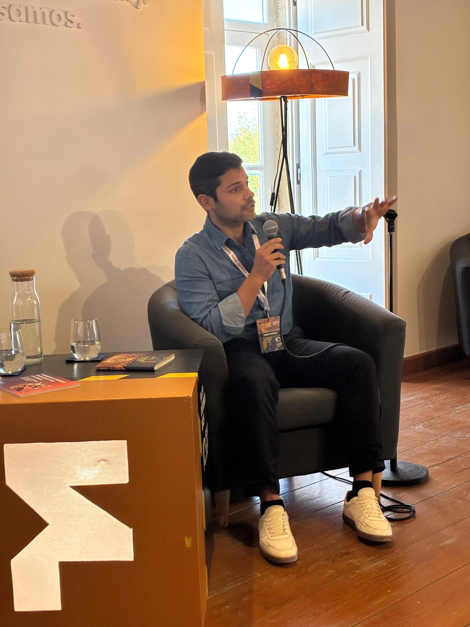 Pedro Esteves a falar num painel sobre inteligência artificial no FOLIO – Festival Literário de Óbidos