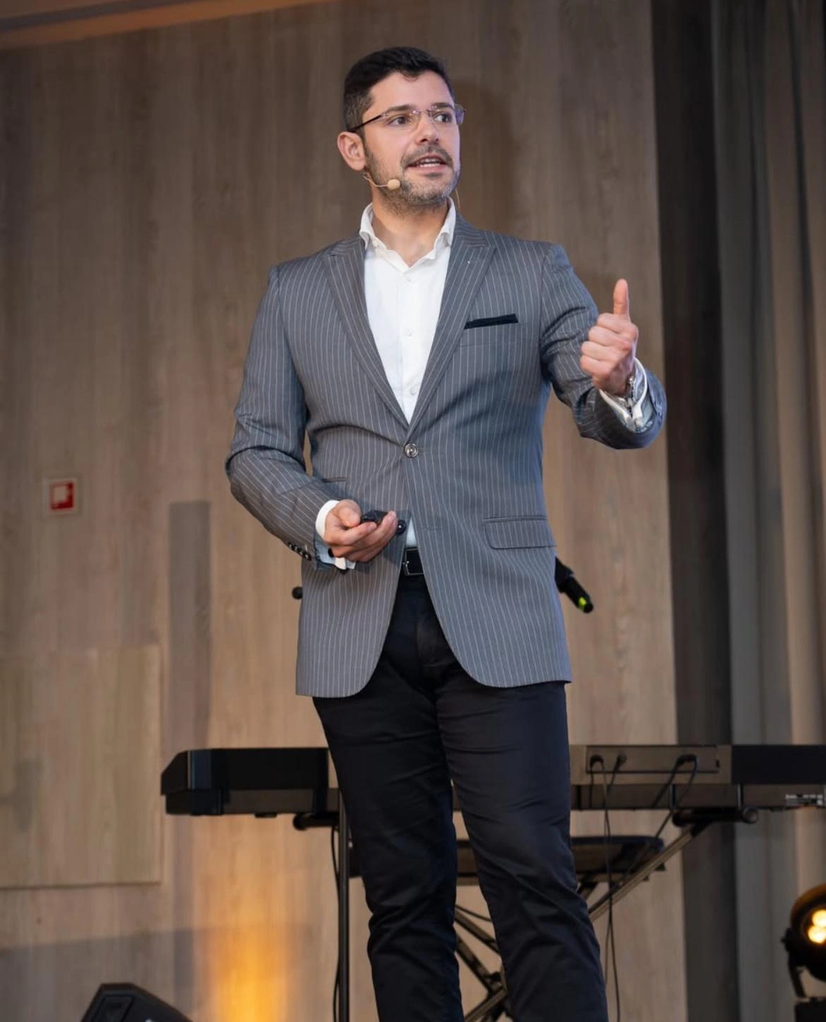 Pedro Esteves em palco durante apresentação sobre Inteligência Artificial