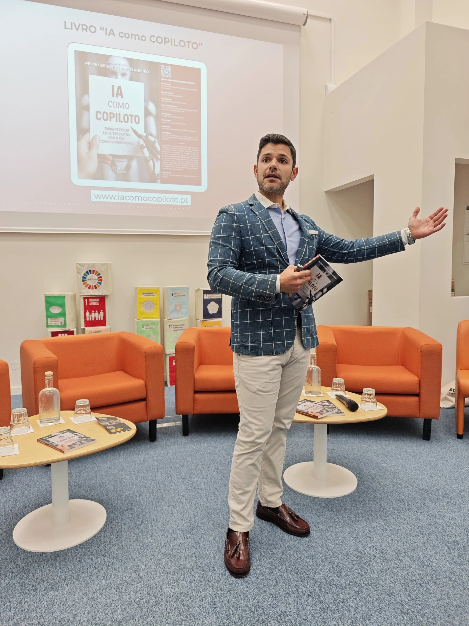 Pedro Esteves na apresentação do livro IA como Copiloto